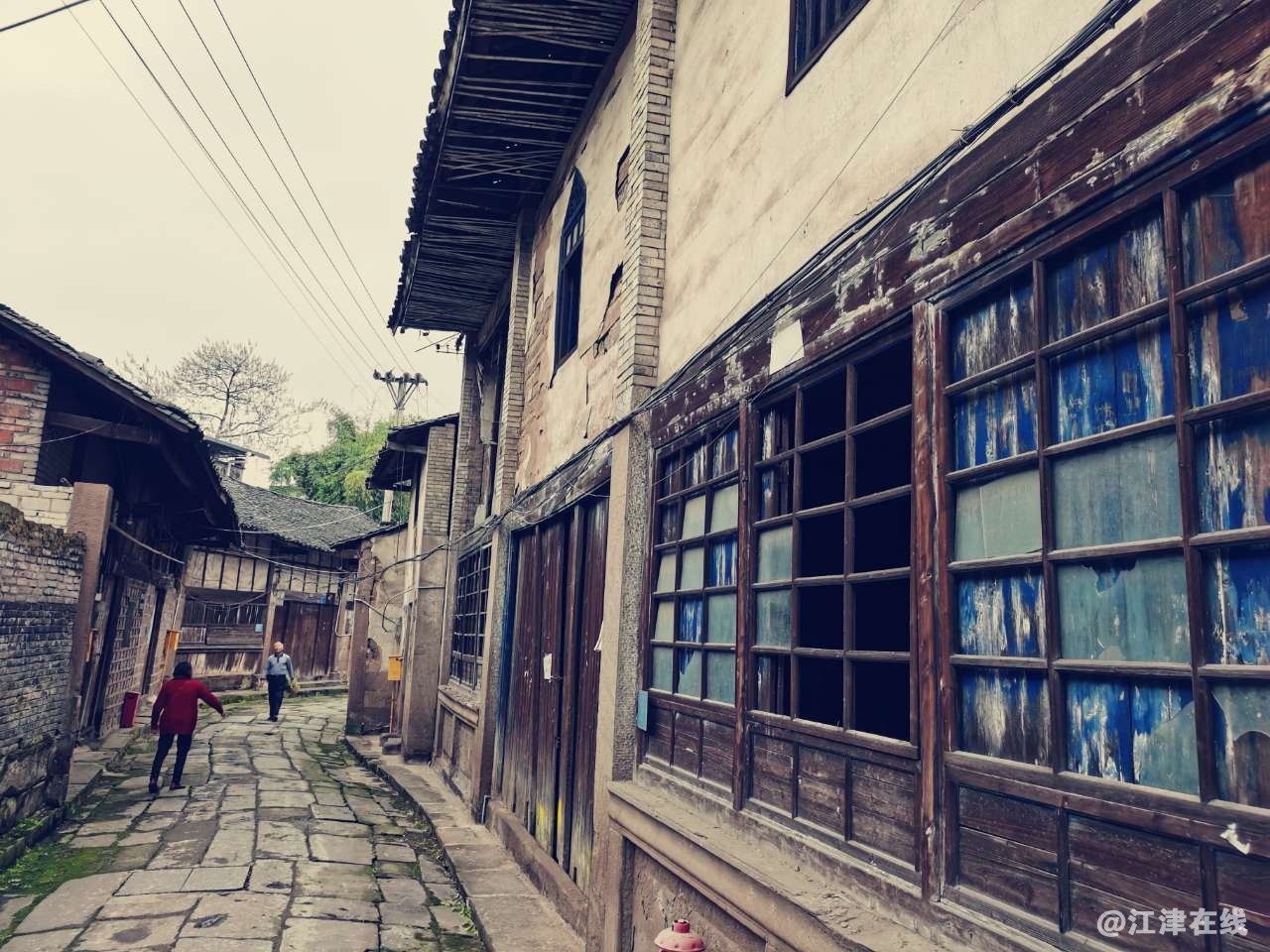 吴滩古镇民清建筑的屋檐下居住着最时尚的老人