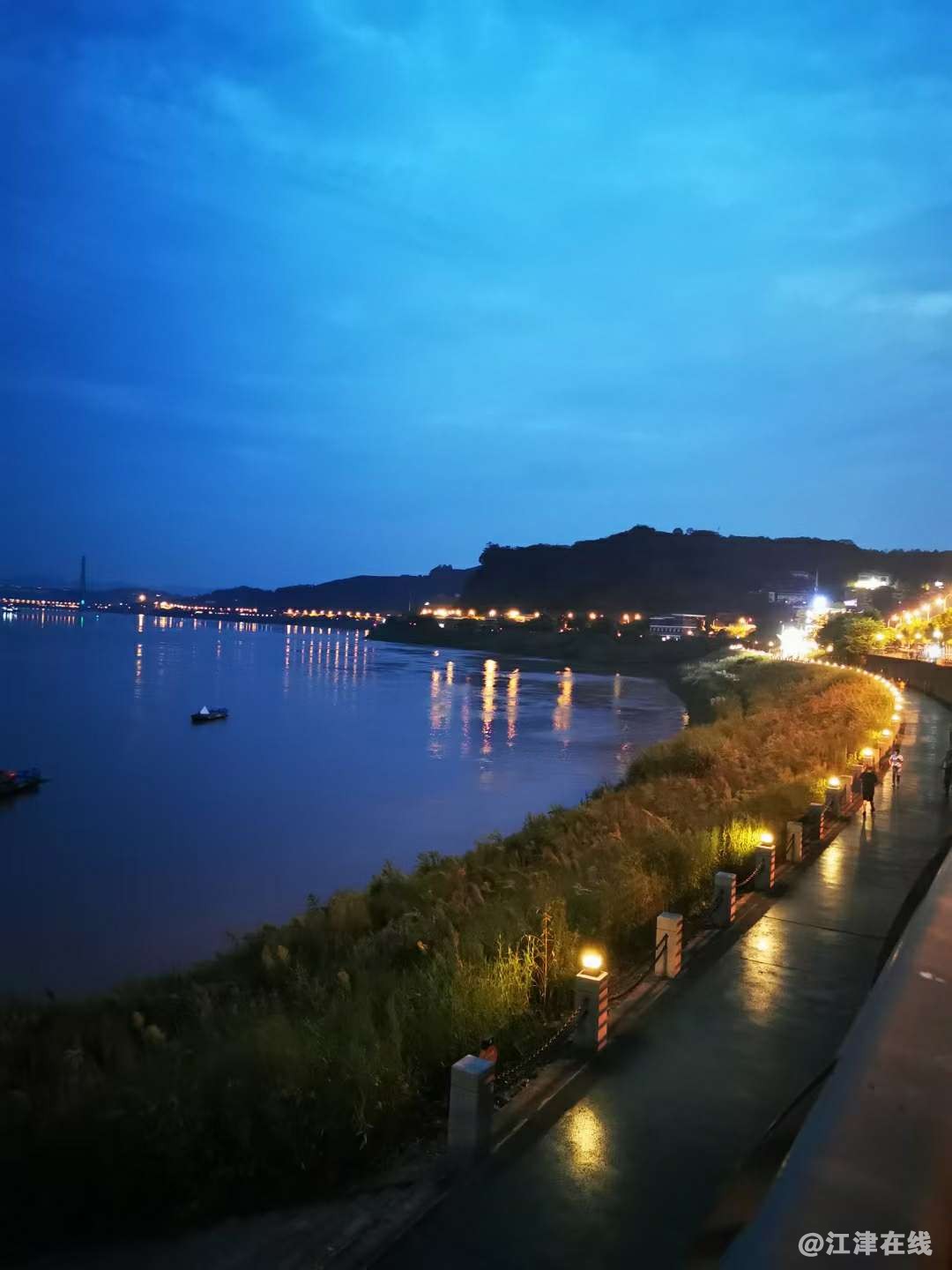 忠县滨江路夜景图片